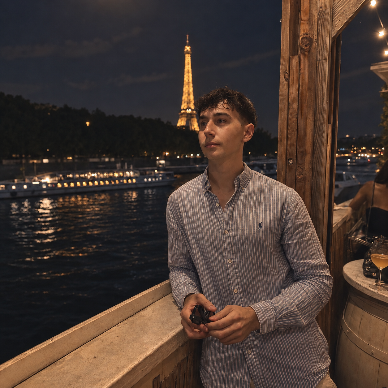 Portrait de Martin Blinet en tenue élégante, sur la Seine face à la tour Eiffel